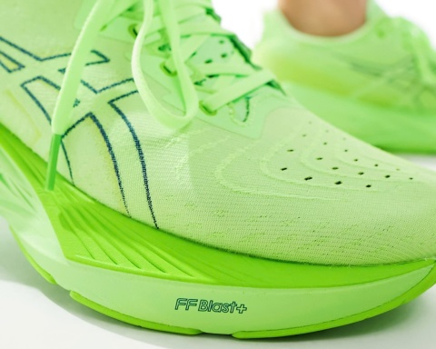 Buty sportowe Asics Novablast 4 – Illuminate Green/Lime Burst 1011B693-300