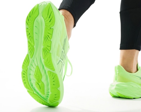 Buty sportowe Asics Novablast 4 – Illuminate Green/Lime Burst 1011B693-300