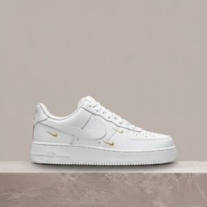 Drop Nike Air Force 1 Low 07 Essential, biel ze złotym akcentem, klasyczna sylwetka unisex, CT1989-100