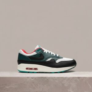 Nike Air Max 1 LeBron James x Liverpool, kolaba z klubem, biało czarna, detale ynwa, FB8914-100