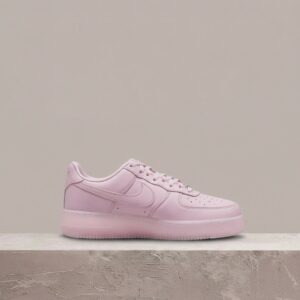 Nike Air Force 1 Nocta Certified Lover, różowy colorway, skóra plus tekstyl, unisex sylwetka CZ8065-600