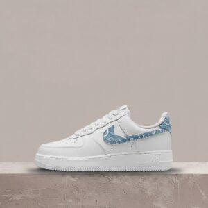 Nike Air Force 1 07 Ess White Worn Blue, sylwetka unisex, biało błękit, wzór paisley na Swooshu, skóra, drop 2021 DH4406-100