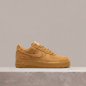 Air Force 1 Low Supreme Wheat, box logo na pięcie, drop 2021, kolorystyka Flax, unisex, Nike DN1555-200