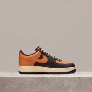 Air Force 1 Low Gore-Tex Brown Orange, NIKE, unisex, sylwetka niska, kolorystyka pomarańczowo brązowa, skóra i siatka DO2760-220