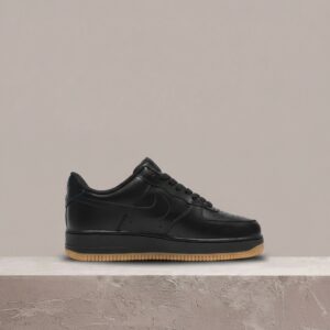 Air Force 1 Low Black Gum, czarna skóra, gumowa podeszwa gum, Nike Air w pięcie, unisex, DZ4404-001