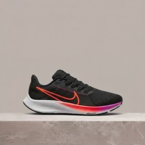 Pegasus 38 od Nike, czarno różowy colorway, siatka plus tekstyl, sylwetka unisex, must have, CW7356-011