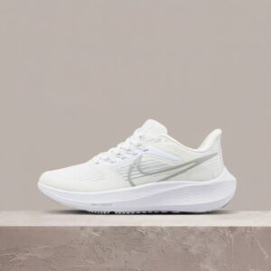 Pegasus 39 White, drop Nike, biało platynowa kolorystyka, React plus Zoom Air, sylwetka biegowa, unisex, DH4072-100