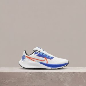 Pegasus 38 od Nike, biało niebieska kolorówka, sylwetka unisex, mesh plus syntetyk, sneakersy do kolekcji DQ8575-100
