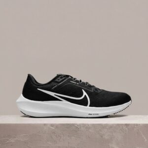 Pegasus 40 Black White, Nike, sylwetka biegowa, czarno-biała kolorystyka, dual Zoom Air, DV3853-001