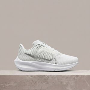 Pegasus 40 od Nike, sylwetka unisex, biel ze srebrem, siatka i tekstyl, klasyk na drop, sneakersy DV3854-101