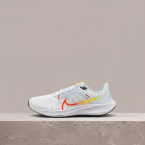 Pegasus 40 White Laser Orange, Nike Air Zoom, sylwetka unisex, gradientowy Swoosh, siatka i guma, biało-szary, DV3854-102