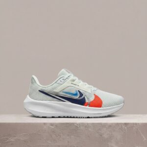Pegasus 40 Premium od Nike, sylwetka unisex, biel z niebieskim, siatka, must have do kolekcji, FB7179-100
