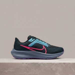 NIKE Air Zoom Pegasus 40 SE Black Hyper Pink, sylwetka biegowa, unisex, czarno niebieska kolorystyka FB7180-001