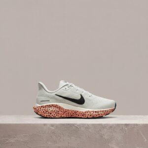 Nike Air Zoom Pegasus 41, męska sylwetka, biało pomarańczowy colorway, tekstylna cholewka z siatką, FN7678-900