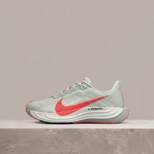 Pegasus Plus Hot Punch od Nike, unisex, Barely Grey z akcentami, waflowa podeszwa, drop 2024, FQ7262-001