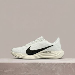 Pegasus Plus od Nike, kolorystyka Sail Orewood Anthracite, Flyknit, ZoomX, sylwetka unisex, biało-czarne, FQ7262-100