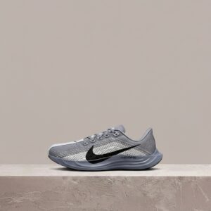 Nike ZoomX Pegasus Plus, męska sylwetka, szaro-biała kolorystyka, siatka i tekstylia, FQ7262-402