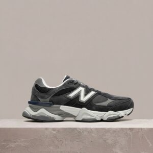 New Balance 9060 Dark Grey, chunky retro sylwetka inspirowana 99X, grafitowy zamsz, siatka, podeszwa Abzorb, srebrny akcent boczny, unisex, U9060JBM