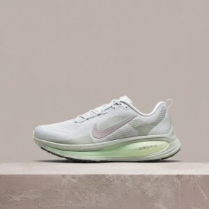 Nike Vomero 18 Light Silver Barely Volt, drop 2025, sylwetka srebrno zielona, sneakersy męskie, HM6803-002