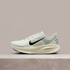 Nike Vomero 18, sylwetka unisex, biało-szara kolorystyka, ZoomX plus ReactX pod spodem, drop 2025, HM6803-101
