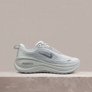 Nike Vomero Plus White Photon Dust Metallic Silver, sylwetka runningowa, ZoomX full length, mesh, unisex, drop 2025, HV8150-102
