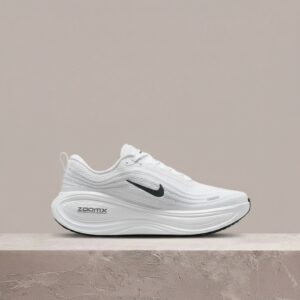 Vomero Plus od Nike, unisex, czerń i biel, ZoomX pod stopą, silhouette do biegania, HV8150-101