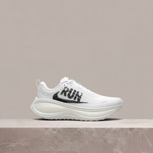 Vomero Plus Run od Nike, unisex, odwrócony Swoosh z napisem RUN, ZoomX w środku, biało-czarny colorway IH2268-100