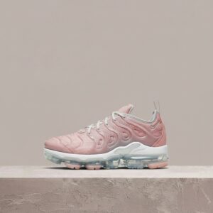 Nike Air VaporMax Plus Bleached Coral, damski drop, czarno-różowa kolorystyka, sylwetka Air Max Plus AO4550-603