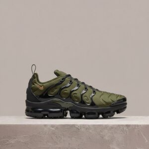 Air VaporMax Plus Rough Green Dark Russet, Nike, męska sylwetka khaki i czerń, TN inspiracja, VaporMax Air, DQ4688-300