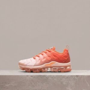 Nike Air VaporMax Plus Citrus, męska sylwetka, pomarańcz i biel, floating cage, drop DQ8588-800