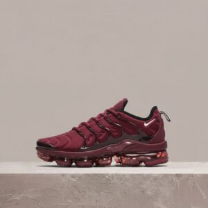 Nike Air VaporMax Plus Night Maroon, męska sylwetka TN, bordowo czarny colorway, przezroczysta podeszwa Air, FN6850-681