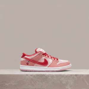 Nike SB Dunk Low StrangeLove, drop z StrangeLove Skateboards, różowo-czerwona kolorystyka, serca pod podeszwą, unisex, CT2552-800