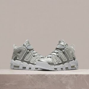 Nike Air More Uptempo Loud and Clear, drop damski, srebrna kolorystyka, skóra, trzy Air-Sole 917593-003