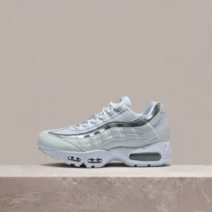 Nike Air Max 95 White Metallic Silver, męska sylwetka, biało srebrny colorway, prawdziwy klasyk na ulicę IR1129-100