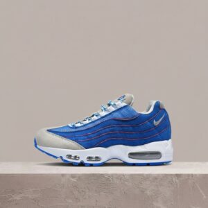 Air Max 95 Big Bubble od Nike, chłopak w niebiesko szarej kolorystyce, zamsz i siatka, męski rozmiarowy drop, IR1944-400