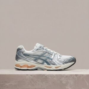 ASICS Gel-Kayano 14 Cream Ironclad, męska sylwetka, kremowo szara kolorystyka, tekstyl i syntetyk, sneakersy, 1203A537-109