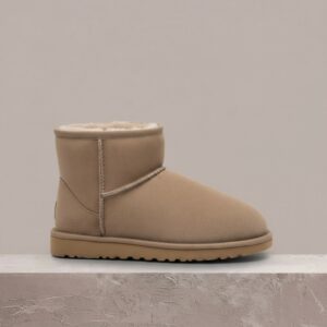 UGG Classic Mini II Boot damskie, sylwetka klasyczna, zamsz, futro, kolorystyka sand, 1016222-SAN