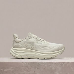 Hoka Clifton 10, Oatmeal Oat Milk colorway, męska sylwetka, jacquard, beż, lekki drop na co dzień 1162030-OLTM