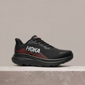 Hoka Clifton 11, colorway Black Pepper, męska sylwetka runningowa, mesh, MetaRocker, czarno czerwone, drop na siatce 1176572-BLCKP