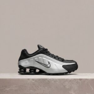 Nike Shox R4 Black Silver, męska sylwetka, czarno-srebrny colorway, drop 2019, kolumny Shox 104265-045