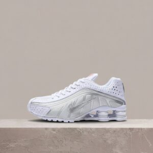 Nike Shox R4 White Metallic Silver, męskie sneakersy, retro silhouette z 2001, kolumny Shox, perforowana cholewka, AR3565-101