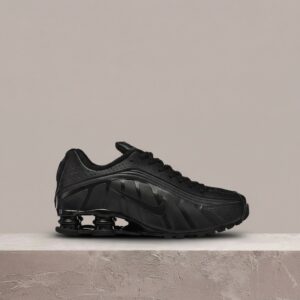 Drop Nike Shox R4, Triple Black, pełna czerń, kolumny Shox w pięcie, sylwetka Y2K, męskie, BV1111-001