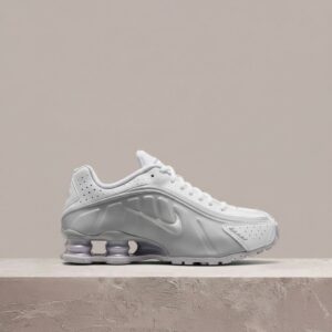 Shox R4 White Metallic Platinum od Nike, biało srebrna kolorystyka, kultowa sylwetka z 2001, dropem wraca, HF5076-100