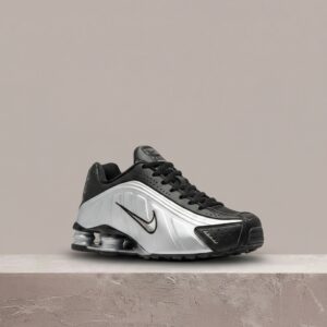 Nike Shox R4 Black Silver, męska sylwetka, widoczne kolumny Shox w pięcie, drop HQ1988-007