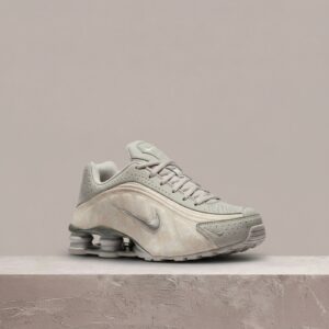 Nike Shox R4 Flat Pewter Floral, damski drop, retro sylwetka, szary floral, kolekcjonerska para HV0934-001