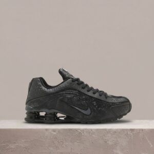 Nike Shox R4 Black Floral, czarna sylwetka, kultowe kolumny Shox, drop 2025, unisex, HV0934-002