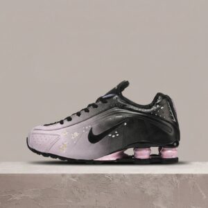 Nike Shox R4 Sakura, damska para, Regal Pink Black, futurystyczna sylwetka, Waffle pod spodem IB8872-600