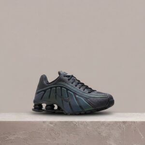 Nike Shox R4 SE Black Seaweed, drop sneakerów unisex, stealth sylwetka, kolorystyka seaweed, amortyzacja Shox, IM6596-001
