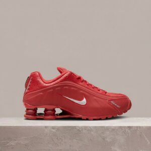 Nike Shox R4 Red White, drop unisex, czerwień z bielą, srebrne refleksy, Y2K sylwetka, gumowa podeszwa Waffle IQ0608-687