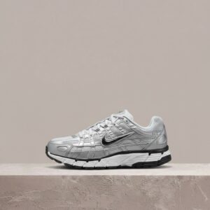 Nike P-6000 Metallic Silver, retro running, Y2K drop, srebrno biała sylwetka, czarny Swoosh, unisex, FD9876-101